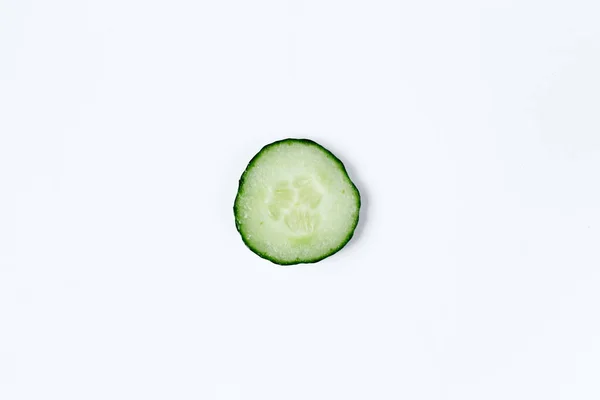 Pepino Sobre Fondo Blanco Aislado Cerca Rodajas Pepino Aisladas Sobre — Foto de Stock