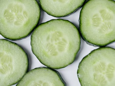 Beyaz arka planda salatalık, yakın planda izole edilmiş, beyaz arka planda izole edilmiş salatalık dilimleri.