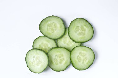 Beyaz arka planda salatalık, yakın planda izole edilmiş, beyaz arka planda izole edilmiş salatalık dilimleri.