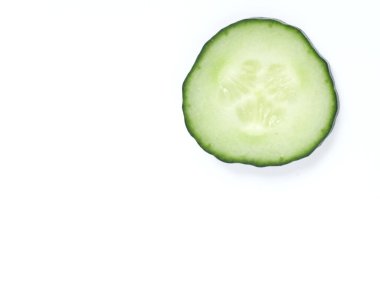 Beyaz arka planda salatalık, yakın planda izole edilmiş, beyaz arka planda izole edilmiş salatalık dilimleri.