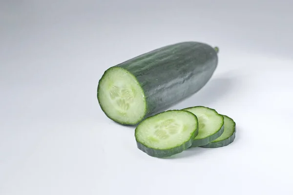 Pepino Sobre Fondo Blanco Aislado Cerca Rodajas Pepino Aisladas Sobre — Foto de Stock