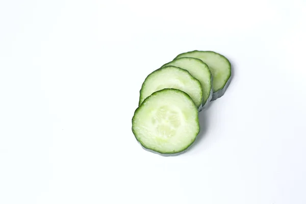 Beyaz arka planda salatalık, yakın planda izole edilmiş, beyaz arka planda izole edilmiş salatalık dilimleri.