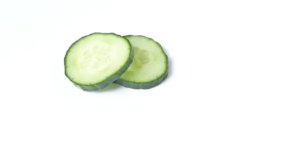 Pepino Sobre Fondo Blanco Aislado Cerca Rodajas Pepino Aisladas Sobre — Foto de Stock