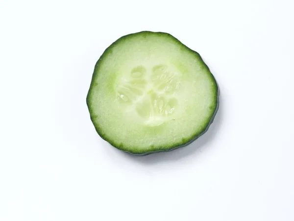 Beyaz arka planda salatalık, yakın planda izole edilmiş, beyaz arka planda izole edilmiş salatalık dilimleri.