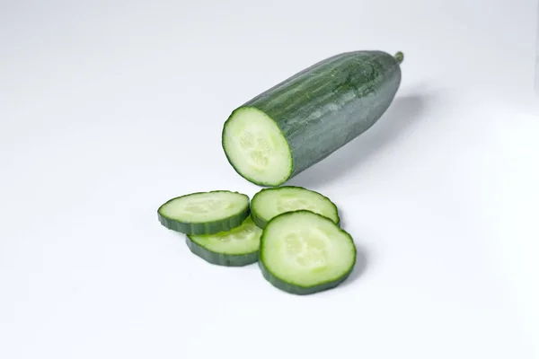 Pepino Sobre Fondo Blanco Aislado Cerca Rodajas Pepino Aisladas Sobre — Foto de Stock