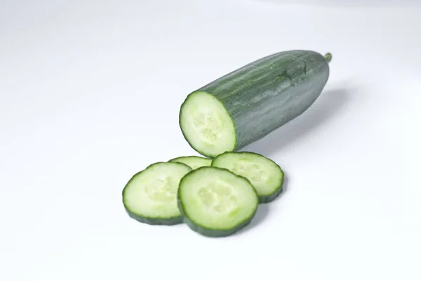 Beyaz arka planda salatalık, yakın planda izole edilmiş, beyaz arka planda izole edilmiş salatalık dilimleri.