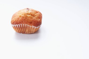 Beyaz arka planda izole edilmiş kek.