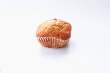 Beyaz arka planda izole edilmiş kek.