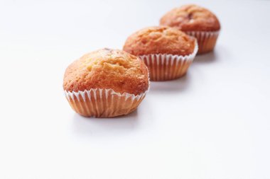 Beyaz arka planda üç muffin. Lezzetli kek. Beyazların üzerinde izole edilmiş.