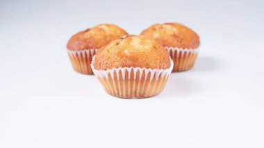 Beyaz arka planda üç muffin. Lezzetli kek. Beyazların üzerinde izole edilmiş.