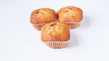 Beyaz arka planda üç muffin. Lezzetli kek. Beyazların üzerinde izole edilmiş.