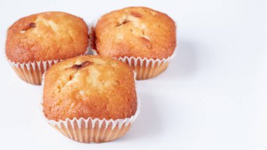 Beyaz arka planda üç muffin. Lezzetli kek. Beyazların üzerinde izole edilmiş.