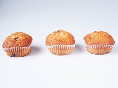 Beyaz arka planda üç muffin. Lezzetli kek. Beyazların üzerinde izole edilmiş.