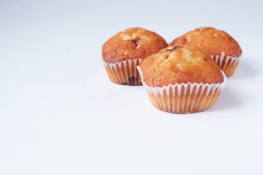 Beyaz arka planda üç muffin. Lezzetli kek. Beyazların üzerinde izole edilmiş.