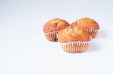 Beyaz arka planda üç muffin. Lezzetli kek. Beyazların üzerinde izole edilmiş.