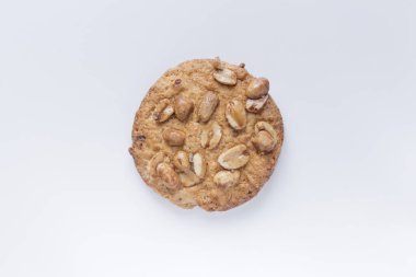 Beyaz arka planda fındıklı kurabiyeler, beyaz arka planda lezzetli kurabiyeler.