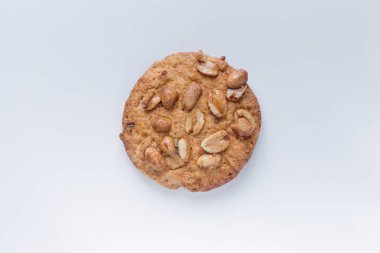 Beyaz arka planda fındıklı kurabiyeler, beyaz arka planda lezzetli kurabiyeler.