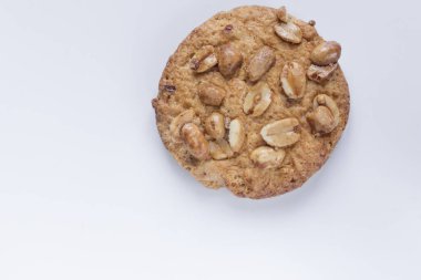 Beyaz arka planda fındıklı kurabiyeler, beyaz arka planda lezzetli kurabiyeler.