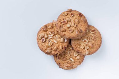 Beyaz arka planda fındıklı kurabiyeler, beyaz arka planda lezzetli kurabiyeler.