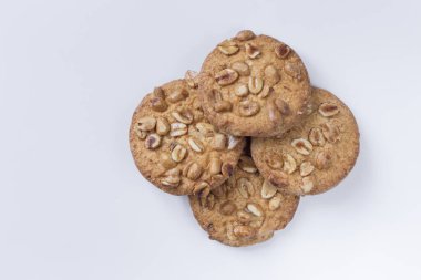 Beyaz arka planda fındıklı kurabiyeler, beyaz arka planda lezzetli kurabiyeler.