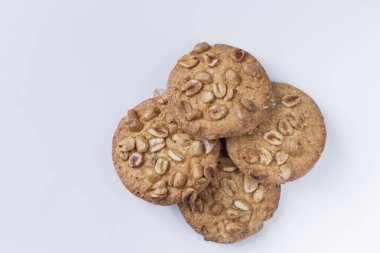 Beyaz arka planda fındıklı kurabiyeler, beyaz arka planda lezzetli kurabiyeler.