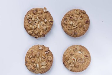 Beyaz arka planda fındıklı kurabiyeler, beyaz arka planda lezzetli kurabiyeler.