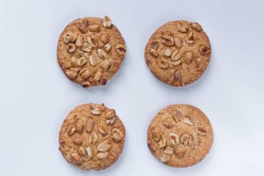 Beyaz arka planda fındıklı kurabiyeler, beyaz arka planda lezzetli kurabiyeler.