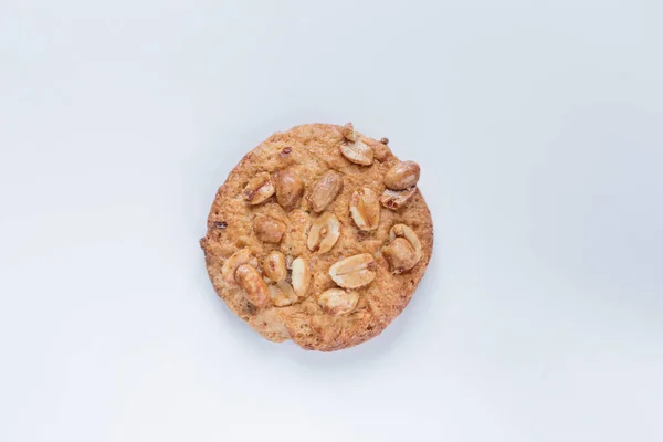 Beyaz arka planda fındıklı kurabiyeler, beyaz arka planda lezzetli kurabiyeler.