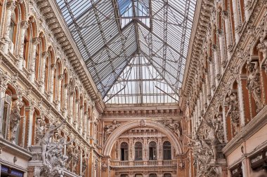 ODESSA, UKRAINE - JULE 2019: Odessa Geçidi 'nin kapalı atriyumu - kapalı alışveriş merkezi ve mimari anıt. Odessa Geçidi' nin kapalı salonu - kapalı alışveriş merkezi ve mimari anıt.