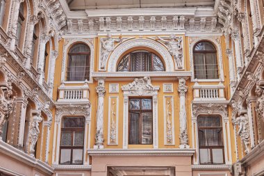 ODESSA, UKRAINE - JULE 2019: Odessa Geçidi 'nin kapalı atriyumu - kapalı alışveriş merkezi ve mimari anıt. Odessa Geçidi' nin kapalı salonu - kapalı alışveriş merkezi ve mimari anıt.