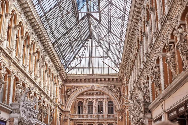 ODESSA, UKRAINE - JULE 2019: Odessa Geçidi 'nin kapalı atriyumu - kapalı alışveriş merkezi ve mimari anıt. Odessa Geçidi' nin kapalı salonu - kapalı alışveriş merkezi ve mimari anıt.