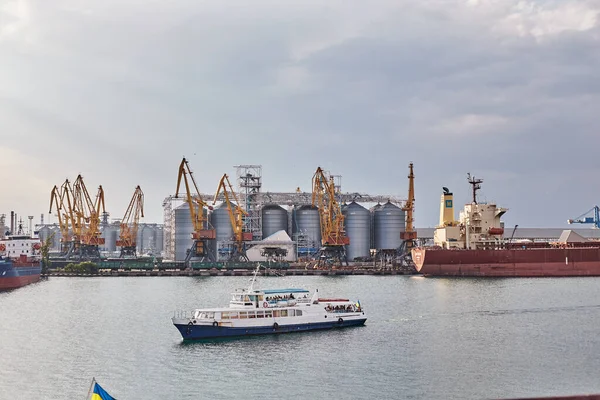 ODESSA, UKRAINE - Odessa, Ukrayna 'da vinçlerle liman ticareti
