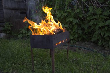 Yanan ızgara yeşile karşı