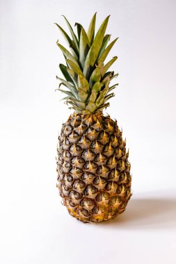 Beyaz arkaplanda ananas, beyaz arkaplanda olgun ananas, beyaz arkaplanda sulu ananas..