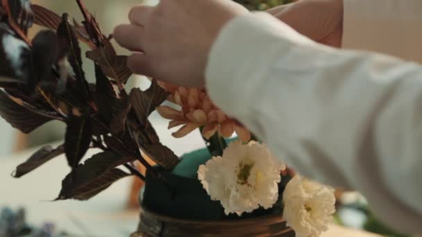 Floristin bei der Arbeit im Atelier Herbststrauß. Nettes junges Mädchen macht einen modischen modernen Strauß in verschiedenen Farben. — Stockvideo