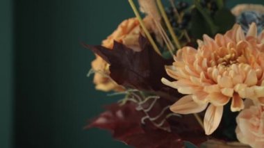 Sonbahar, farklı çiçeklerden oluşan bereketli bir buket. İç kısımlar için kuru kompozisyonlar ve çiçek buketleri ve bitkiler.