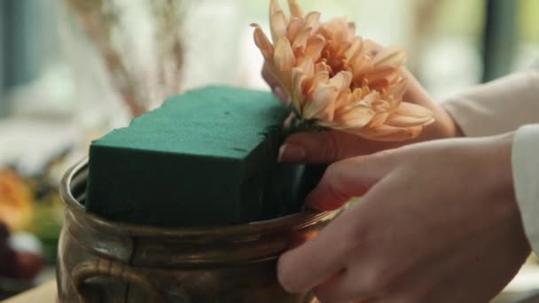 Fleuriste au travail au Studio bouquet d'automne. Mignon jeune fille fait un bouquet moderne à la mode de différentes couleurs. — Video