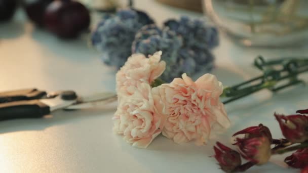 Jesienny bukiet z różnych kwiatów. Suche kompozycje i bukiety kwiatów i roślin do wnętrz. — Wideo stockowe
