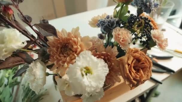 Jesienny bukiet z różnych kwiatów. Suche kompozycje i bukiety kwiatów i roślin do wnętrz. — Wideo stockowe