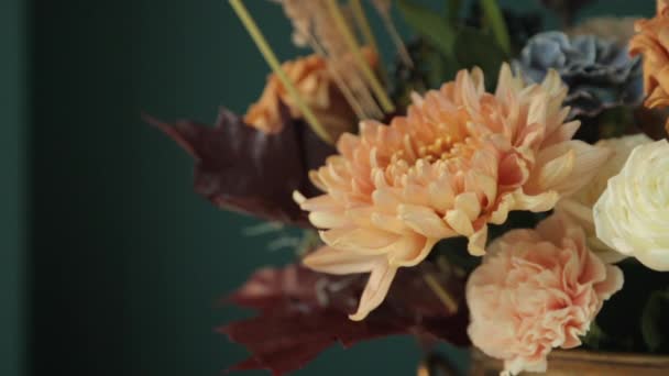 Autumn lush bouquet of different flowers. Dry compositions and bouquets of flowers and plants for the interior. — Stock Footage Autumn lush bouquet of different flowers. Dry compositions and bouquets of flowers and plants for the interior. Video Clip