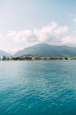Mavi denizli güzel Türk kıyıları. Minimalist bir tarzla aydınlık bir manzara.