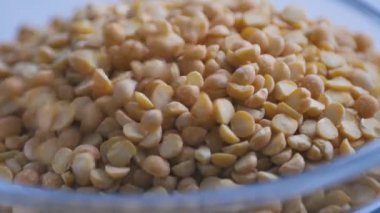 Kuru bezelye yakın plan. Düşen bezelyelerin makro videosu. 4K video. Organik baklagiller.