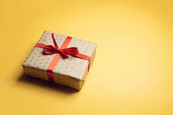 Κουτί δώρου κορδέλα σχοινί σε κίτρινο φόντο. Δώρο σε απομονωμένο φόντο, κορυφαία προβολή. — Φωτογραφία Αρχείου