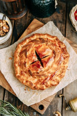 Mermer bir arka planda kesilmiş çilekli ve raventli turta..