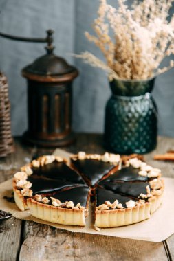 Karamelli dilimlenmiş pasta. Tahta bir masada gevşek hamurdan yapılmış çikolatalı pasta..