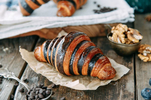 Composição Sobremesas Uma Mesa Madeira Croissants Chocolate Esmalte Caramelo Close — Fotografia de Stock