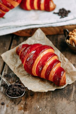 Kapalı planda reçelli kruvasan. Çilekli marmelatlı altın kruvasan..
