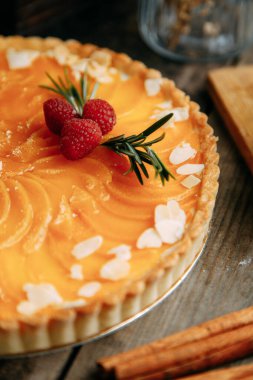 Limonlu turtayı yakın plan çek. Tahta arka planda limonlu turta..