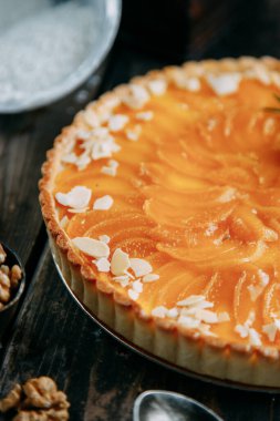 Limonlu turtayı yakın plan çek. Tahta arka planda limonlu turta..