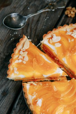 Limonlu turtayı yakın plan çek. Tahta arka planda limonlu turta..